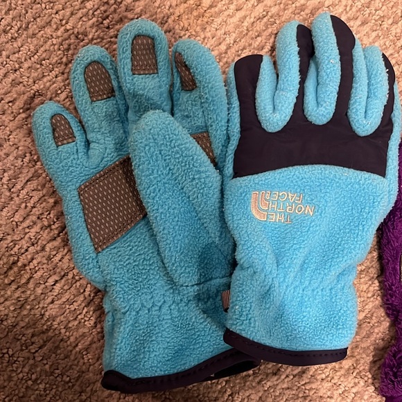 Girls North Face fleece gloves - Picture 3 of 6
